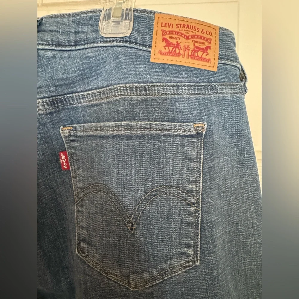 Levi Strauss Women's Classic Straight Jeans - Medium Wash - Size 12 - Picture 3 of 6